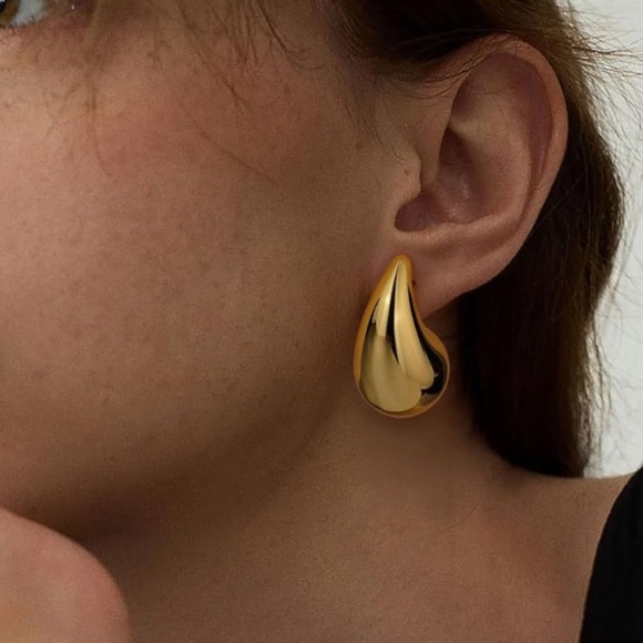 Elegant Gold Tone Teardrop Earrings - Picture 4 of 10